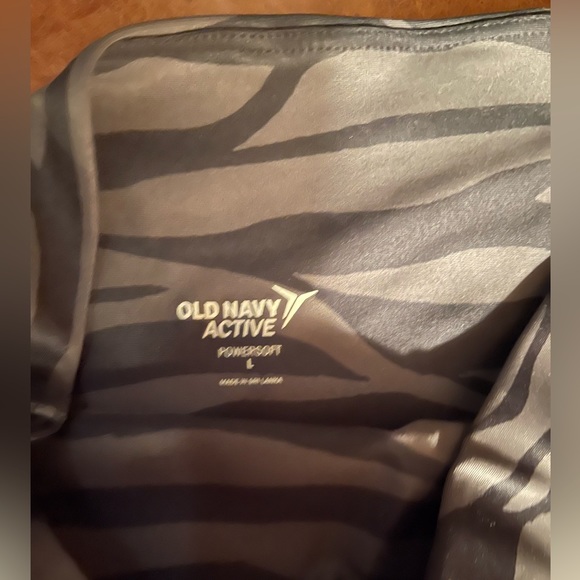 Super comfy used slightly Old Navy maternity leggings - Picture 2 of 2